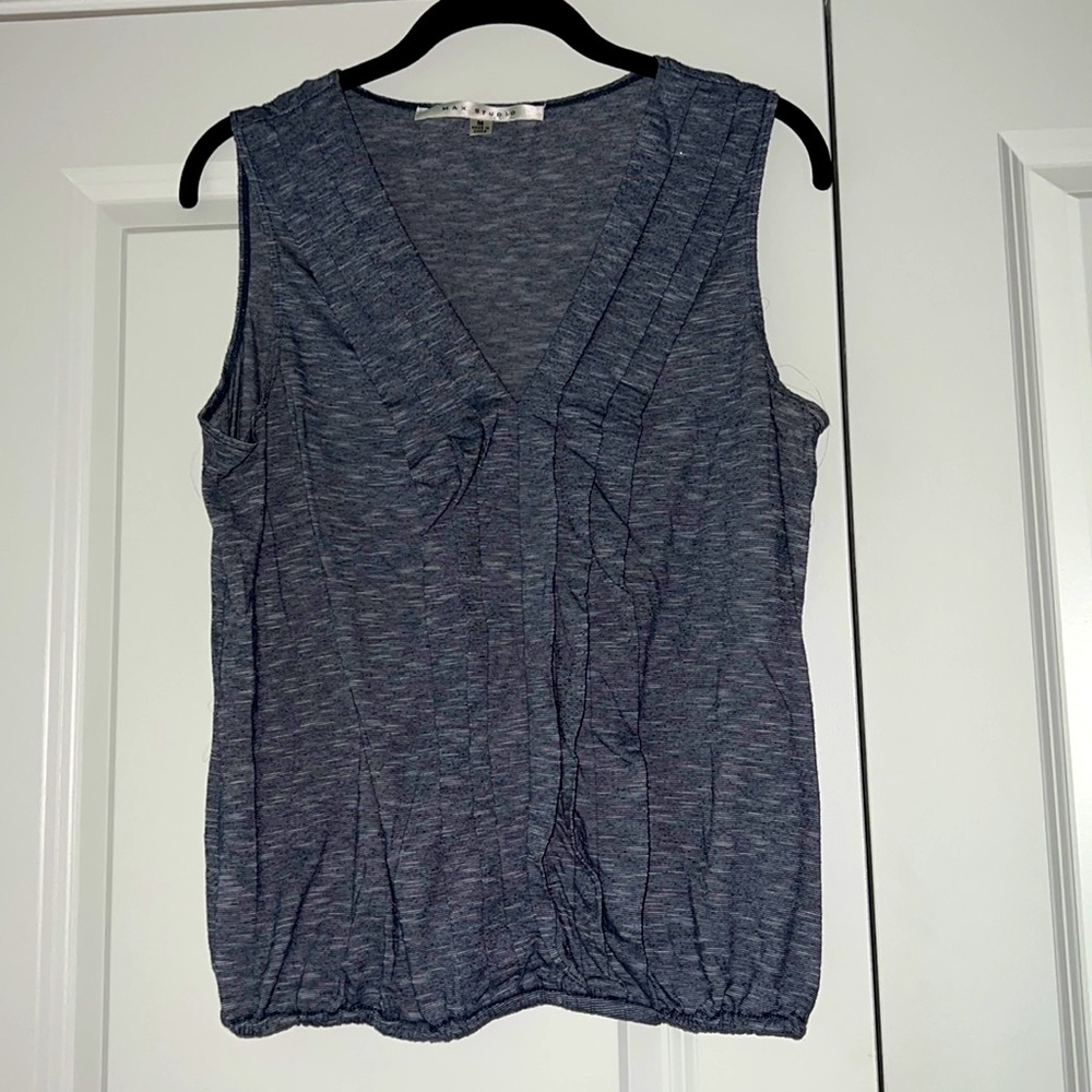 Sleeveless vneck Max Studio top